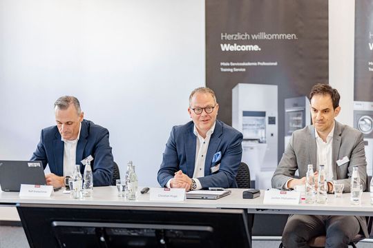 Pressegespräch in Lehrte: Christian Kluge, Senior Vice President und Leiter der Business Unit Professional bei Miele, erläutert die strategischen Schwerpunkte des Professional-Geschäfts. (Bild:   Miele)