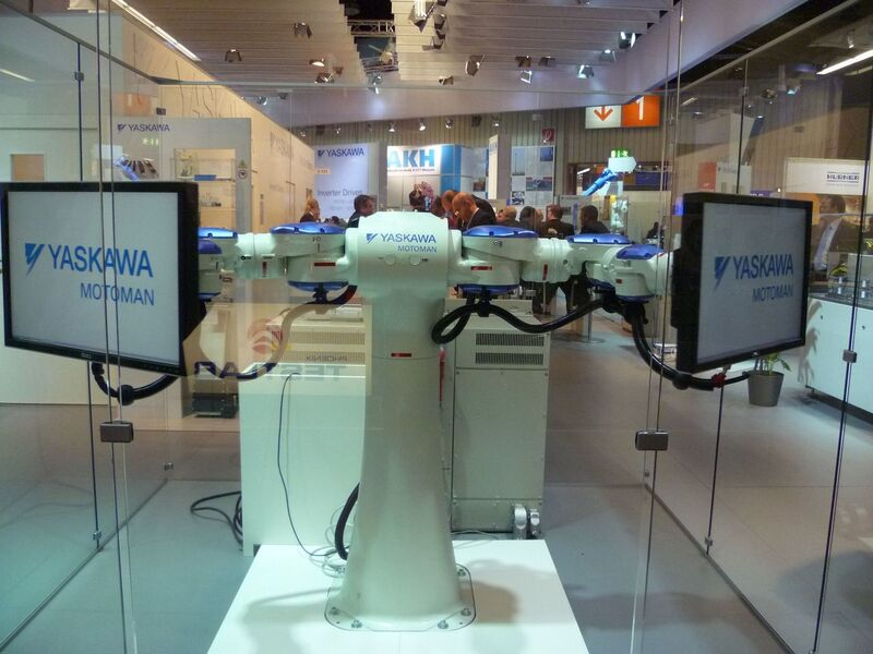 Bei Yaskawa hielt ein Roboter zwei Bildschirme in Bewegung (Archiv: Vogel Business Media)