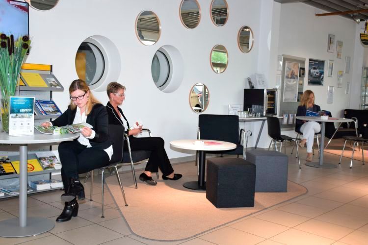 Ein attraktiver Wartebereich befindet sich Verkaufsraum.  (Rubbel)