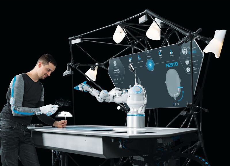 Im Bionic Workplace arbeitet der Mensch mit einem Roboterarm sowie zahlreichen Assistenzsystemen zusammen, die miteinander vernetzt sind.  (Festo)