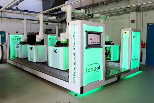 Damit Menschen und Roboter kollaborativ zusammenarbeiten können, braucht es mehr Verständnis zwischen den beiden. Und das wollen Forscher der HS Bochum mithilfe einer besonderen Cobot-Fertigungszelle erreichen. Hier heißt Grün, dass nichts passieren kann ...(Bild:  Hochschule Bochum)