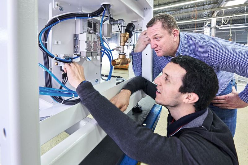 Daniel Haarhaus (vorne), Konstruktion & Design bei Knoll Feinmechanik, und Dirk Emmerich (hinten), Sales Application Engineer bei SMC, begutachten die neuartige Lösung. (Bild: SMC/Ralf Killian)