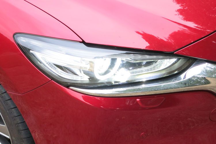 Auffälligste Änderung sind die serienmäßig verbauten LED-Frontscheinwerfer und... (Bild: Schreiner/»kfz-betrieb«)