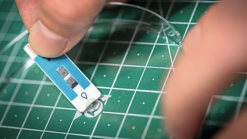 Forscher der Technischen Universität München (TUM) haben einen Weg gefunden, die Messgenauigkeit von gängigen Oxidase-Biosensoren von 50 auf 99 Prozent zu steigern und so den Weg für neue Anwendungen zu ebnen. Hierfür haben sie einen Sauerstofffänger entwickelt, der überschüssigen Sauerstofff im Sensor in Wasser umwandelt. Im Bild: Der Sensorstreifen wird mit einer Probe behandelt.(Bild:  Andreas Heddergott / TU Muenchen)