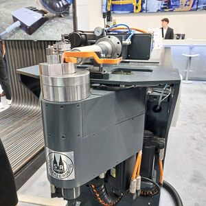 Schwarze-Robitec stellte am Stand die CNC E 25 Orbital vor. Mit dieser Rohrbiegemaschine lassen sich einzelne Stromschienen und ganze Systeme zu komplexen Geometrien biegen. (Bild:  Finus/VCG)