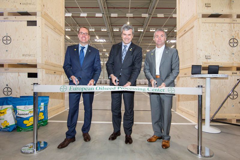 Feierliche Einweihung der neuen Europäischen Aufbereitungsanlage für Raps-Saatgut (v.l.): Frank Terhorst, Leiter des Saatgutgeschäfts von Bayer Crop Science, Marc Reichardt, Leiter Agricultural Commercial Operations, und Martin Dawkins, Leiter der Crop Protection Region EMEA. (Bild: Bayer Crop Science)