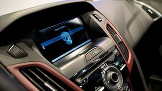 Die Cybersicherheit in modernen Fahrzeugen ist eine Herausforderung, die von der EU geregelt wurde. Manche ältere Fahrzeuge können die Normen aber nicht erfüllen. Auf dem abgebildeten Screen sieht man ein Cybersicherheitssystem von Magna und Argus. (Bild: Magna)