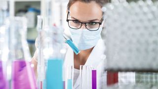 Abb.1: In Laboren muss die Luft von Gefahrstoffen reingehalten werden (Symbolbild). (©Photographee.eu - stock.adobe.com)