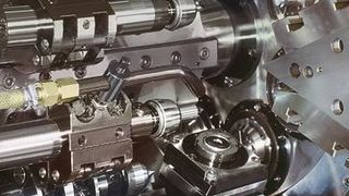 Hauptgefahrenbereich an einem Mehrspindel-Drehautomat sind der Arbeitsbereich und damit die Bewegungen, die von den Vorschubachsen, den Spindeln und der Spindeltrommel ausgehen. Bild: Schütte (Archiv: Vogel Business Media)