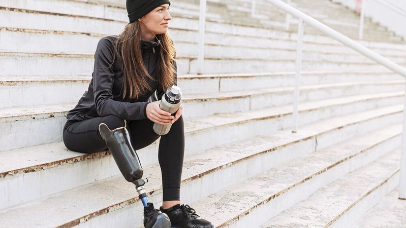 Moderne Prothesen unterstützen Menschen mit Amputationen in ihrem autonomen Alltag – Autofahren, Sport treiben und reisen sind damit möglich. Besonders entscheidend bei jeder Prothese ist der Tragekomfort.(Bild:  Industrieverband Klebstoffe)