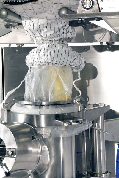 Das Big-Bag-Anschlusssystem LAS-EC (Easy Connect) hält nicht nur hohe Containment-Level ein. Es ermöglicht ein definiertes und sicheres Entleeren von Big Bags mit logischem Bedienungsablauf in wenigen Schritten. (Hecht)
