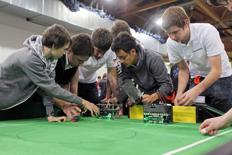 Im Nachwuchswettbewerb Robocup Junior treten Teams in den Disziplinen Dance, Rescue und Soccer an. (Bild: Robocup Pressefoto)