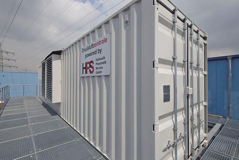 Bild 3: Der optimale, weil zentrale Standort der Container-Druckluftstation fand sich auf dem Dach einer Produktionshalle. (Bild: Compair)