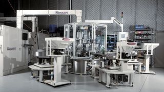 Die automatische Anlage mit dem Rundschalttisch als Herzstück montiert und prüft Kunststoffteile für Bewässerungsanlagen.  (Bild: Weiss)