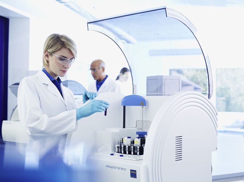 Im Labor am Analyzer respons 910 von Diasys (BWT Pharma & Biotech)