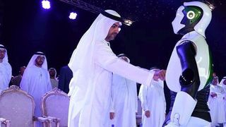 Bei der Auftaktveranstaltung zur MBZIRC wurden die Gäste von einem Roboter zu ihren Plätzen geleitet. (Bild: Khalifa University)