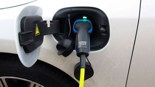 Die Auflagen für die Förderung von Plug-in-Hybriden steigen. Damit zeichnen sich für den Autohandel erhebliche Probleme ab.  (gemeinfrei)