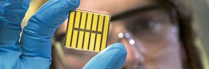 Perowskit-Solarzellen haben beim Wirkungsgrad gegenüber Silzium-Solarzellen deutlich aufgeholt – einige ihrer Eigenschaften sind aber noch nicht vollständig verstanden.