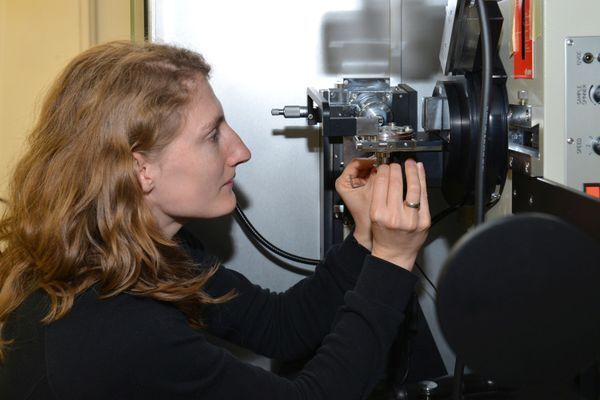 Akkualterung: Irmgard Buchberger am Röntgen-Diffraktometer (Bild: TUM)