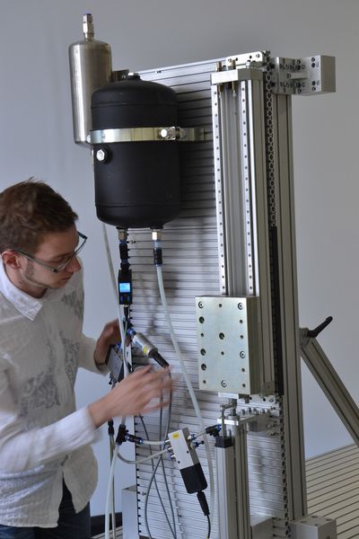 Am Demonstrator des Instituts für Systemdynamik der Uni Stuttgart werden Druck- und Durchflusssensoren zur Überwachung des Energieverbrauchs pneumatischer Antriebe installiert. (Bild: Universität Stuttgart, ISYS)