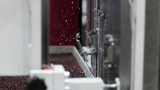 Behringer bringt mit den zur neuen 3D-Serie gehörenden Hochleistungssägen HBE320-523 3D und LPS-T 3D zwei Systeme auf den Markt, die für das saubere, präzise und materialeffiziente Absägen von additiv gedruckten Bauteilen von deren Grundplatte ausgelegt sind. Hier eine der Sägen bei einem Versuchsschnitt. (Behringer)