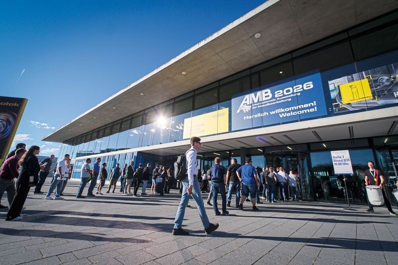 Besucherandrang vor dem Eingang zur AMB 2026. (Bild: Thomas Wagner / Messe Stuttgart)
