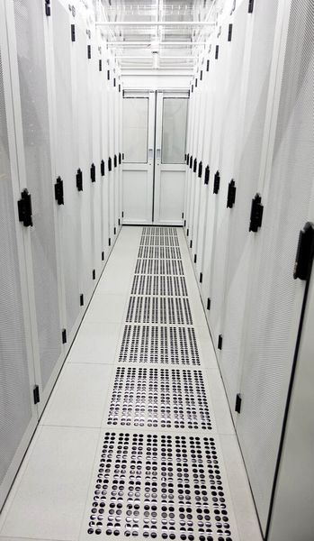 Abbildung 8: Klein, aber fein - Serverräume mit Doppelböden vom Typ 2 machen die Luftwege auch in engen Datacenter-Containern zugänglich. (Bild: Mero-TSK International GmbH & Co. KG Würzburg)