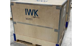 Kantiger Weltreisender beweist Durchhaltevermögen! Diese nachhaltige Mehrweg-BOX MPremiumX von der BOX – Genau meine Kiste GmbH hat bei IWK Verpackungstechnik drei Mal die Welt umrundet! (7 × Deutschland-Thailand-Deutschland). (BOX – Genau meine Kiste)