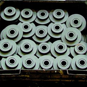 Bild 2: Entnahme von Bremsscheiben aus Transportbehältern.