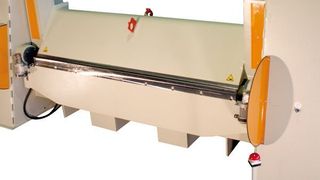 Schwenkbiegemaschinen wie die SBM-Baureihe bieten mit der hydraulisch-dynamischen Bombierungund dem patentierten Biegelaser Lösungen für ein breites Spektrum der Blechumformung.Bild: Dr. Hochstrate (Archiv: Vogel Business Media)