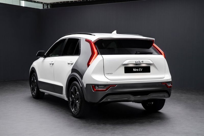 Die Mischung aus SUV und Kombi kommt mit einem stark veränderten Design und wieder mit drei elektrifizierten Antriebsvarianten. (Kia)