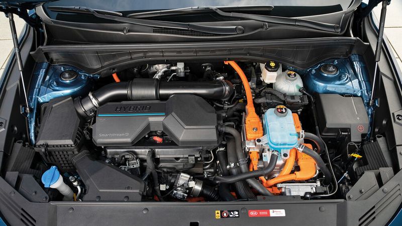 Der Antrieb setzt sich aus einem 180-PS-Benziner und einem 91 PS starken Elektromotor zusammen. (Kia)