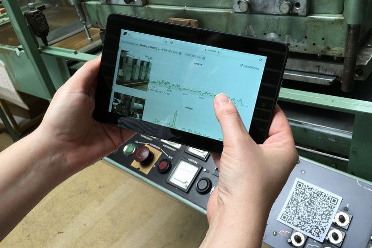 1 Plus 1 bietet Dienstleistungen und Implementierung von Sensorik über Plattformaufbau bis hin zu Machine Learning. Durch die vorintegrierten Systeme auf Open-source-Basis lassen sich Projekte zügig realisieren. Zusätzlich gibt es  „out-of-the-box“-Lösungen. Die Log Analytics Platform für Rechenzentren und IT-Umgebungen und die Manufacturing Analytics Platform für die Integration aller Datenquellen kleiner und mittlerer Fertigungsbetriebe. Letztere ermöglicht Fertigungsbetrieben eine Erhöhung der Transparenz in der Fertigung bis hin zur vollständigen Sicht auf aktuelle und historische Zustände, kürzere Reaktionszeiten bei Problemen, neue Kommunikationsformen auf dem Shop-Floor, Ursachenforschung und Verifikation von Bauchgefühl auf Basis von Daten. (Bild: 1 Plus 1)