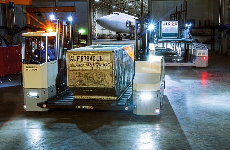 Der X-Way Mover im Inneneinsatz beim Handling eines Unit Load Device (ULD). (Bild: Hubtex)