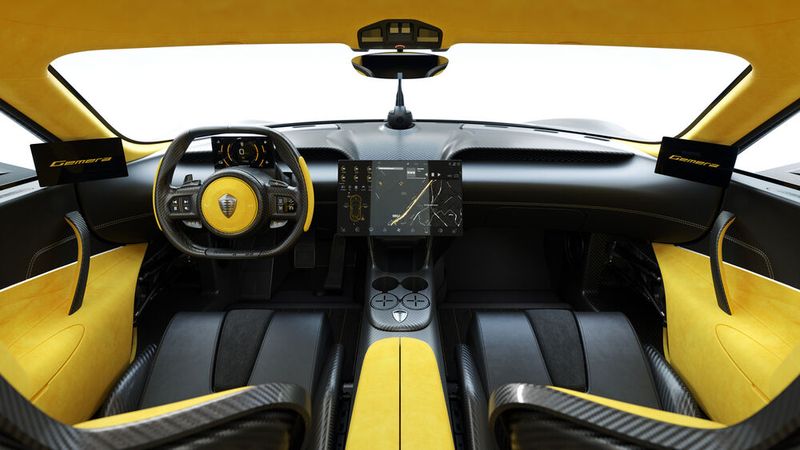 Neben dem Display für fahrrelevante Informationen gibt es noch einen großen Infotainmenttouchscreen sowie zwei Displays für die virtuellen Außenspiegel. (Bild: Koenigsegg)