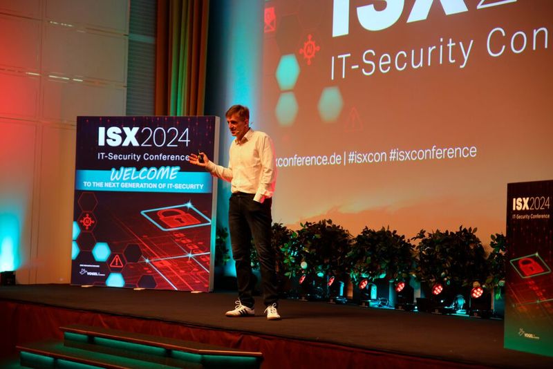 „KRITIS für alle? Tricks und Tipps zur Umsetzung der NIS2-Richtlinien“ gab Alexander Wolf, Geschäftsführer, TÜV Saarland Consulting. (Bild: Vogel IT-Akademie)