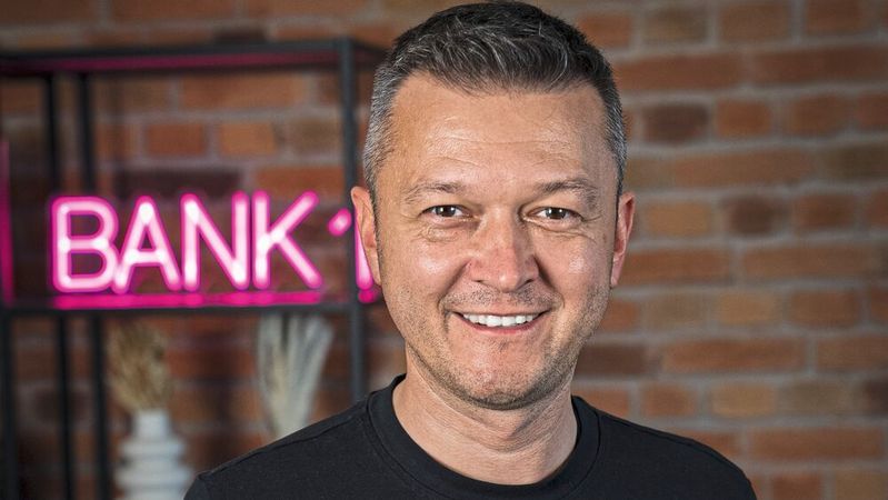 Benjamin Klatt, Bereichsleiter Kfz-Vertrieb bei der Bank 11, vermarktet mit seinem Team den  Autokredit des Finanzdienstleisters, der jetzt eine kostenlose Sondertilgung in Zusammenspiel mit der staatlichen E-Auto-Förderung ermöglicht.(Bild:  Bank 11)