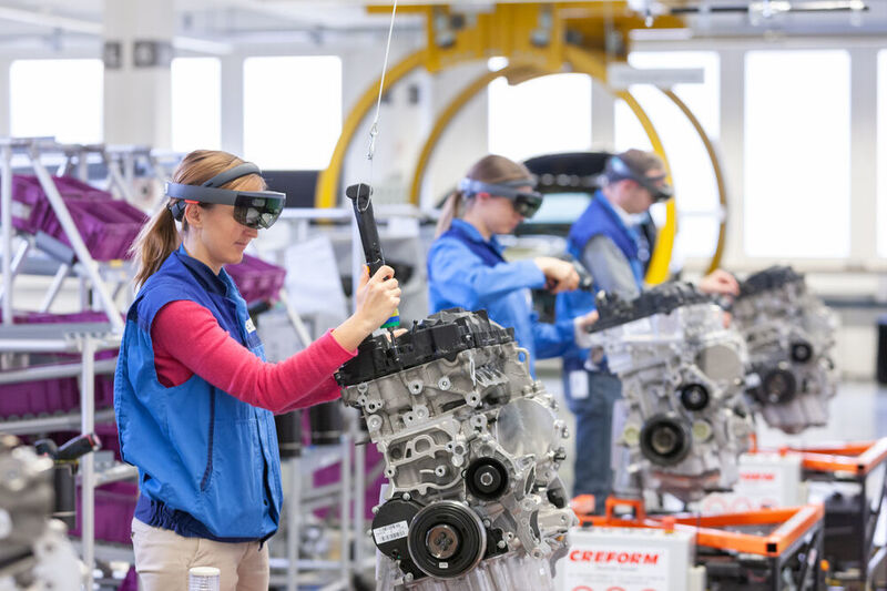 Die virtuelle Realität nutzt BMW auch, um seine Mitarbeiter zu schulen. Im Bild ein Trainingsstand für die Triebwerksmontage, an dem Augmented-Reality-Brillen im Einsatz sind. (BMW)