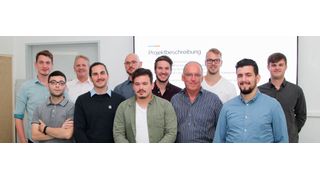 Im Rahmen eines Projekts analysierten Studierende der Hochschule Pforzheim, Mithilfe von Data Science, die Steuerungs- und Fehlerdaten eines Unternehmens. Unterstützung erhielten sie vom Pforzheimer Professor Dr. Joachim Schuler (4.v.r.). (Bild: Hochschule Pforzheim)