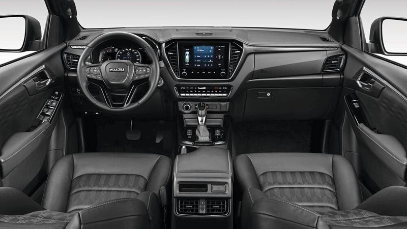 Insgesamt ist der Innenraum recht übersichtlich mit einem Zusammespiel aus digitalem Infotainment und analogen Drehreglern. (Bild: Isuzu)