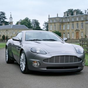 Platz 2 unter den James-Bond-Autos: der Aston Martin V12 Vanquish.(Bild:  Aston Martin)