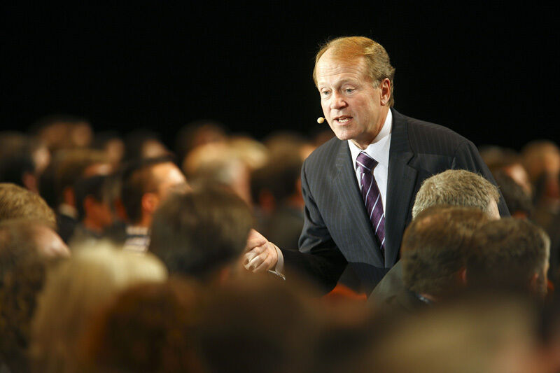 John T. Chambers, President und CEO von Cisco Systems, suchte während seiner spannenden Key-Note immer wieder die Nähe zum Publikum. (Archiv: Vogel Business Media)