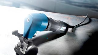 Lediglich 5,3 Kilogramm wiegt der Schweißkantenformer Trutool TKF 700. Er erzeugt an geraden Blechen bis 20 Millimeter dicke präzise und oxidfreie Kanten, bearbeitet aber auch Kurviges und Rohre. Sein Antrieb leistet 1.700 Watt. (Bild: Trumpf)