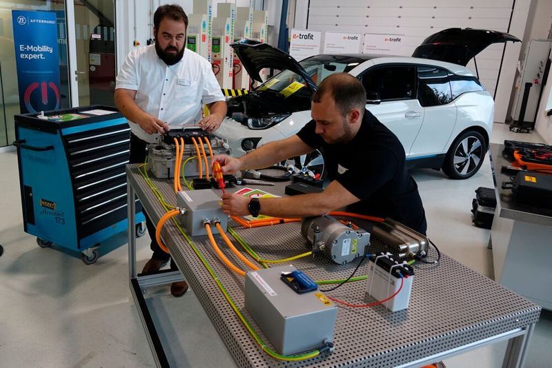 Auf diesem Tisch sind alle Komponenten eines Hochvolt-Antriebssystems aufgebaut. (Rosenow/»kfz-betrieb«)