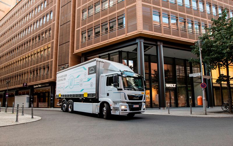 MAN konzentriert sich neben den batterieelektrischen Fahrzeugen auch auf den Einsatz von Wasserstoff als möglichen Treibstoff für seine „Schwergewichte“ im Fernverkehr.(Bild:  Auto-Medienportal.Net/MAN)