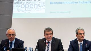 Die Brancheninitiative Industrie 4.0 des VDW wird im Rahmen der EMO Hannover 2017 vorgestellt. Von l. n. r.: Dr. Klaus Finkenwirth (Geschäftsführer Liebherr Verzahntechnik GmbH, Kempten), Dr. Heinz-Jürgen Prokop (Vorsitzender des VDW), Klaus Winkler (Geschäftsführer Heller Maschinenfabrik GmbH, Nürtingen). (VDW)