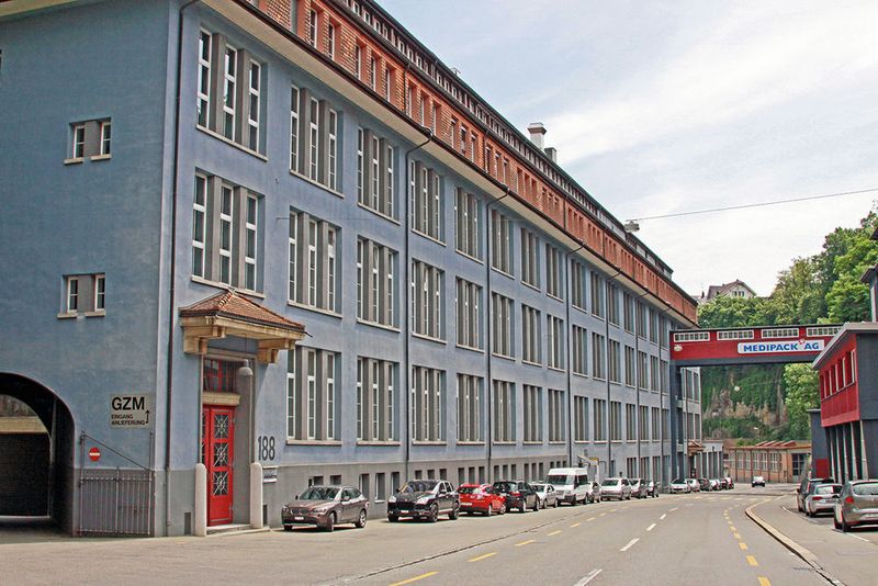 Firmensitz der Medipack AG im heutigen Gewerbezentrum Mühlental, dem traditionsreichen Werk III von GF Georg Fischer in Schaffhausen. Mit 150 Mitarbeitern hat sich das Unternehmen zu einem führenden Systemlieferanten für Medizinalverpackungen entwickelt. (Siemens)