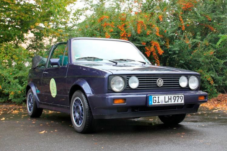 7. Preis: Solide und bewährte Großserientechnik im Frischluftflitzer – fertig ist das Golf I Cabrio!  Der Golf I war Volkswagens zweiter Cabrio-Ableger nach dem offenen Käfer und ging als großer Erfolg in die Firmengeschichte ein: Knapp 390.000 Exemplare wurden gebaut, eine Menge davon haben dank besonderer Cabriopflege und Winterpause bis heute überlebt und sind beliebte Youngtimer. Dieser Offenfahrer entstammt der zweiten Generation des Golf I Cabrio: Ab 1987 wurden die Frischluft-Golf optisch aufgepeppt, wurden an den Radläufen und an den Schwellern breiter, bekamen einen anderen Kühlergrill und wirkten deutlich moderner als das Ursprungsmodell. 1990 machte der zur Verlosung stehende Golf mit dem 1.8-Liter-Vierzylinderbenziner unter der Haube die ersten Straßenmeter. Seitdem wurde er stets gepflegt und geschont. Der langjährige Förderer der Oldtimerspendenaktion, Michael Noll aus Kelkheim, drückte den Gießener Lebenshilfe-Verantwortlichen Schlüssel und Papiere in die Hand. (Lebenshilfe Gießen)