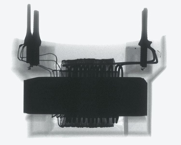 Abb.2: Lötzinn- Teile in der Vergussmasse eines Transformators. (Archiv: Vogel Business Media)