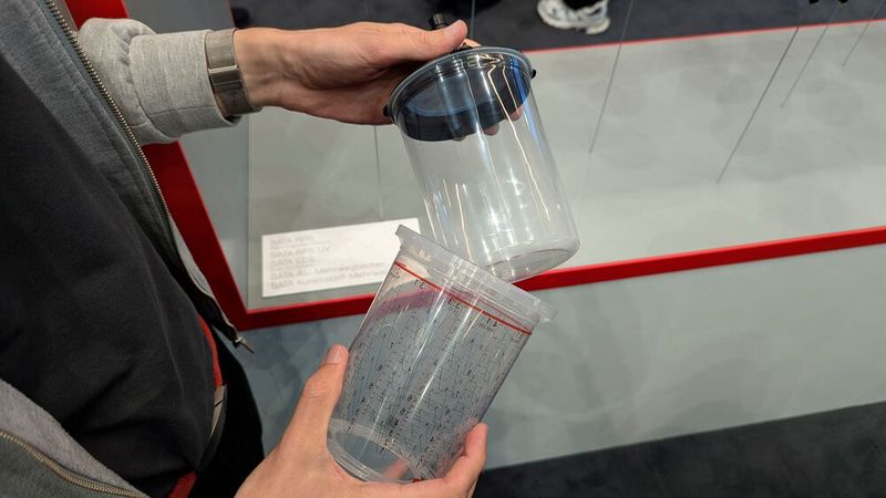 Eine weitere Neuheit von Sata ist der Becher mit Liner, den es nun auch passend für Sata-Pistolen gibt. (Bild: Rosenow – VCG)